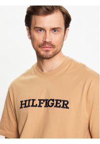 TOMMY HILFIGER - Tommy Hilfiger T-Shirt Monotype MW0MW31539 Brązowy Regular Fit. Kolor: brązowy. Materiał: bawełna #2