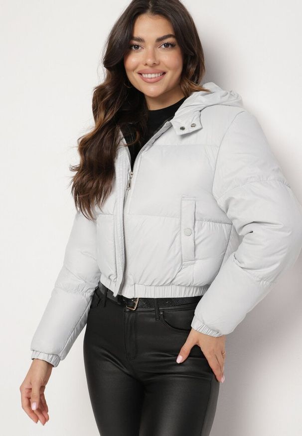 Born2be - Jasnoszara Kurtka Pikowana o Krótkim Fasonie z Kapturem Tinthella. Okazja: na spacer, na co dzień. Typ kołnierza: kaptur. Kolor: szary. Materiał: jeans. Długość: krótkie. Wzór: aplikacja. Styl: casual, elegancki