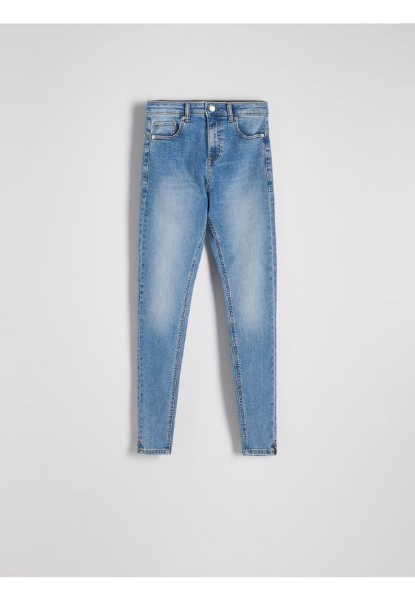 Reserved - Jeansy push up slim long leg - niebieski. Stan: podwyższony. Kolor: niebieski