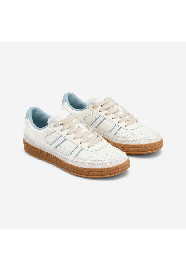 Decathlon - Sneakersy damskie Player 80. Okazja: na co dzień. Kolor: szary, niebieski, wielokolorowy, biały. Materiał: guma, skóra. Szerokość cholewki: normalna. Sport: turystyka piesza, tenis