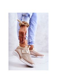 Vinceza Damskie Buty Sportowe Wsuwane Beżowe Lorane beżowy. Zapięcie: bez zapięcia. Kolor: beżowy. Materiał: skóra, tworzywo sztuczne, lakier, materiał. Szerokość cholewki: normalna. Wzór: napisy. Obcas: na koturnie #2