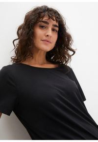 bonprix - Długi T-shirt sportowy z wycięciem z tyłu. Kolor: czarny. Długość: długie. Wzór: nadruk. Styl: sportowy #2