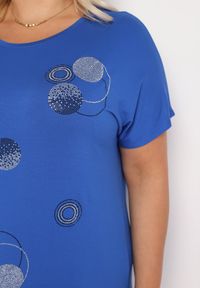 Born2be - Granatowy T-shirt z Bawełny Wykończony Cyrkoniami Krissianne. Okazja: do pracy, na co dzień. Kolor: niebieski. Materiał: bawełna. Wzór: aplikacja, geometria. Styl: casual, elegancki #4