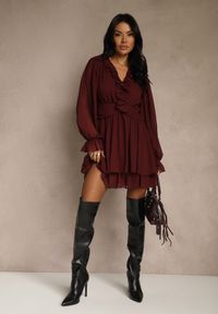 Renee - Bordowa Siateczkowa Sukienka o Rozkloszowanym Fasonie z Falbankami Zenniria. Okazja: na ślub cywilny, na co dzień, na imprezę, na wesele. Typ kołnierza: kołnierz z falbankami. Kolor: czerwony. Materiał: poliester. Styl: casual #3