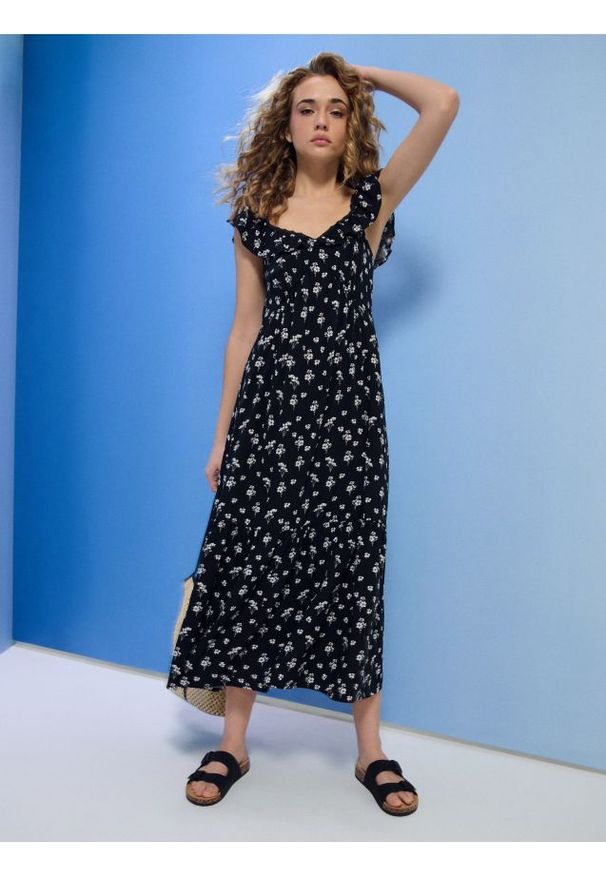 Sinsay - Wiskozowa sukienka maxi w kwiaty - wielobarwny. Materiał: wiskoza. Wzór: kwiaty. Długość: maxi