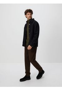 Reserved - Koszula comfort z imitacji zamszu - czarny. Kolor: czarny. Materiał: zamsz