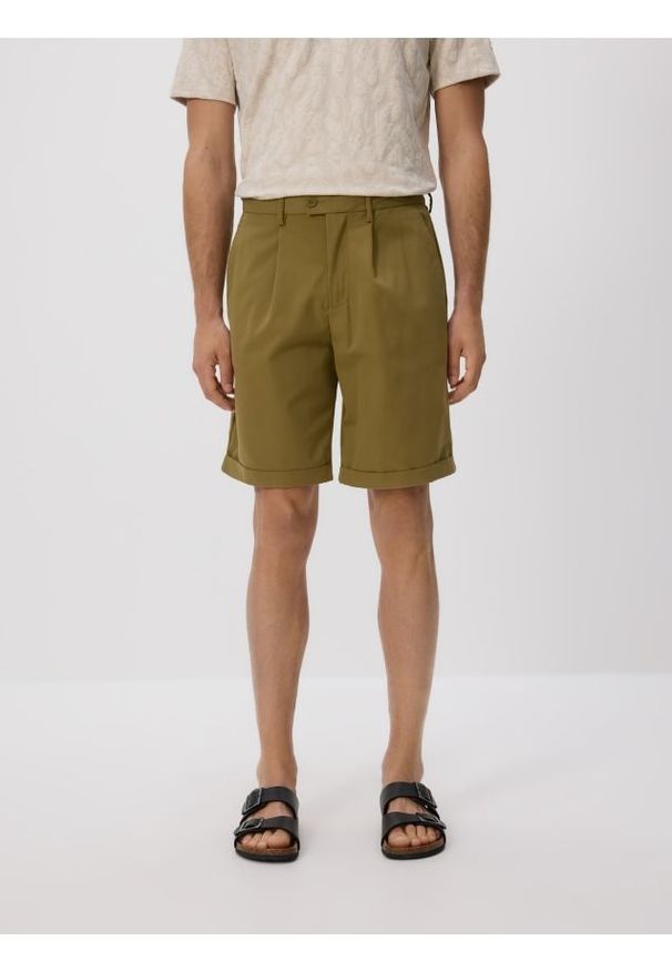 Reserved - Szorty chino regular - oliwkowy. Kolor: oliwkowy. Materiał: tkanina, bawełna