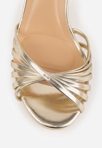 Born2be - Złote Sandały z Ekoskóry na Cienkiej Szpilce z Regulowanym Paskiem przy Kostce Mariqua. Okazja: na randkę, na ślub cywilny, na wesele. Zapięcie: pasek. Kolor: złoty. Obcas: na szpilce #4