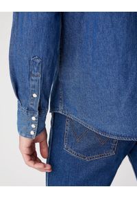 Wrangler - WRANGLER 27MW 1YEAR MĘSKA KOSZULA JEANSOWA JEANS W5MSLW924 112130248. Okazja: na co dzień, do pracy. Typ kołnierza: kaptur. Materiał: jeans. Długość rękawa: długi rękaw. Długość: długie. Sezon: lato. Styl: vintage, klasyczny, elegancki, casual #3