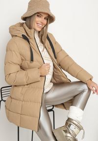 Born2be - Ciemnobeżowa Długa Pikowana Kurtka z Kapturem i Dwustronnym Suwakiem Naorinae. Okazja: na co dzień, do pracy. Typ kołnierza: kaptur. Kolor: beżowy. Materiał: jeans. Długość rękawa: długi rękaw. Długość: długie. Sezon: zima. Styl: casual, elegancki #5