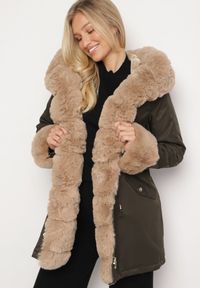 Born2be - Zielono-Beżowa Kurtka Parka z Kapturem i Odpinanymi Futerkowymi Zdobieniami Inessara. Okazja: na co dzień. Typ kołnierza: kaptur. Kolor: zielony. Materiał: skóra. Wzór: aplikacja. Styl: casual, elegancki #1