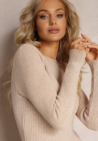 Renee - Beżowa Prążkowana Mini Sukienka o Dopasowanym Fasonie z Długim Rękawem Annkatrise. Kolor: beżowy. Materiał: prążkowany. Długość rękawa: długi rękaw. Długość: mini #5