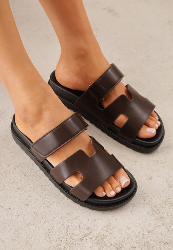 Renee - Ciemnobrązowe Klapki na Platformie z Geometrycznymi Paskami Neorith. Okazja: na co dzień. Kolor: brązowy. Materiał: jeans. Wzór: geometria. Obcas: na platformie. Styl: casual