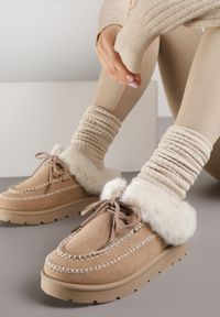 Born2be - Ciemnobeżowe Niskie Śniegowce z Ozdobnymi Przeszyciami i Futerkiem Ilwedela. Okazja: na co dzień. Kolor: beżowy. Materiał: futro. Sezon: zima. Styl: casual, klasyczny #6
