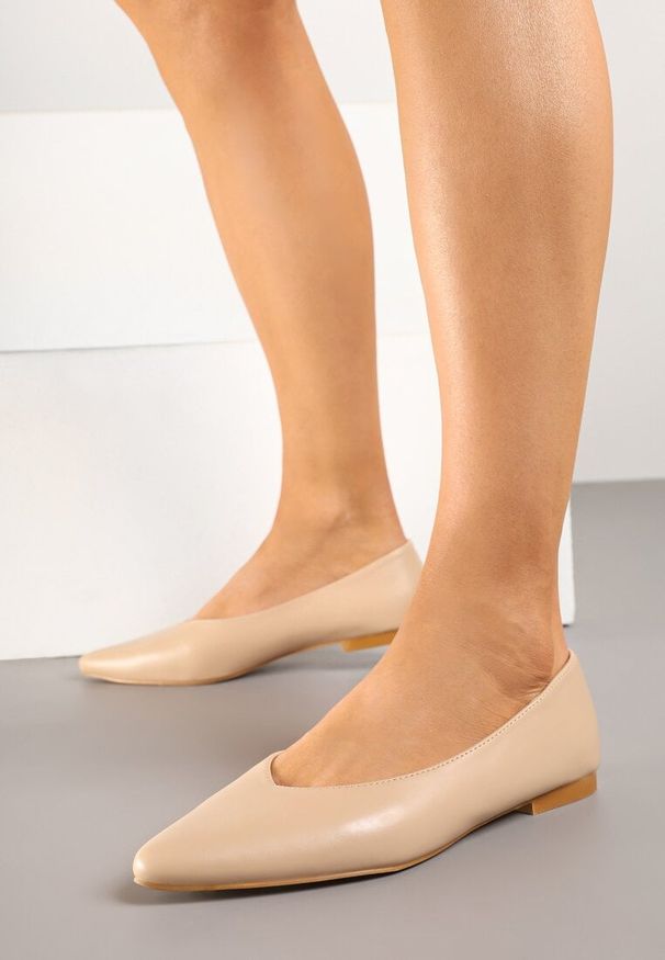 Born2be - Ciemnobeżowe Balerinki Vices z Migdałowym Noskiem Neomaria. Okazja: na co dzień. Kolor: beżowy. Materiał: jedwab, jeans. Styl: casual, elegancki