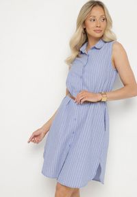 Born2be - Granatowa Koszulowa Sukienka Bez Rękawów z Bawełny z Paskiem z Klamrą Mepea. Okazja: na co dzień. Kolor: niebieski. Materiał: bawełna. Długość rękawa: bez rękawów. Typ sukienki: koszulowe. Styl: klasyczny, casual, elegancki #6