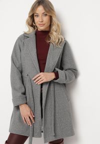 Born2be - Ciemnoszary Płaszcz o Szlafrokowym Kroju z Marszczeniem w Talii i Wiązanym Paskiem Sartissa. Okazja: na co dzień. Kolor: szary. Materiał: jeans. Długość rękawa: długi rękaw. Długość: długie. Styl: casual, elegancki, klasyczny #5
