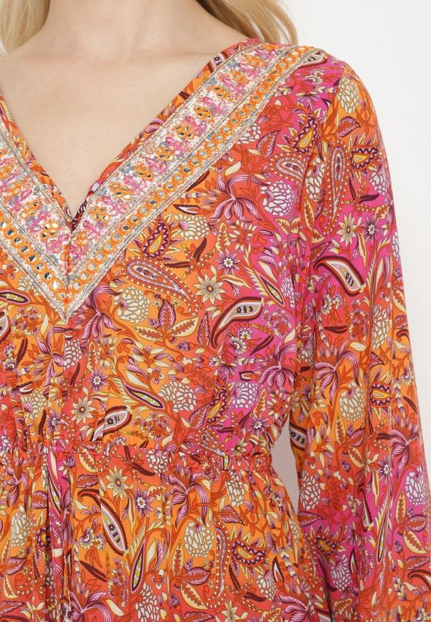 Born2be - Czerwona Sukienka Rozkloszowana z Falbanką w Print Paisley Kapiss. Typ kołnierza: dekolt w kształcie V. Kolor: czerwony. Długość rękawa: długi rękaw. Wzór: paisley, nadruk. Styl: klasyczny, elegancki