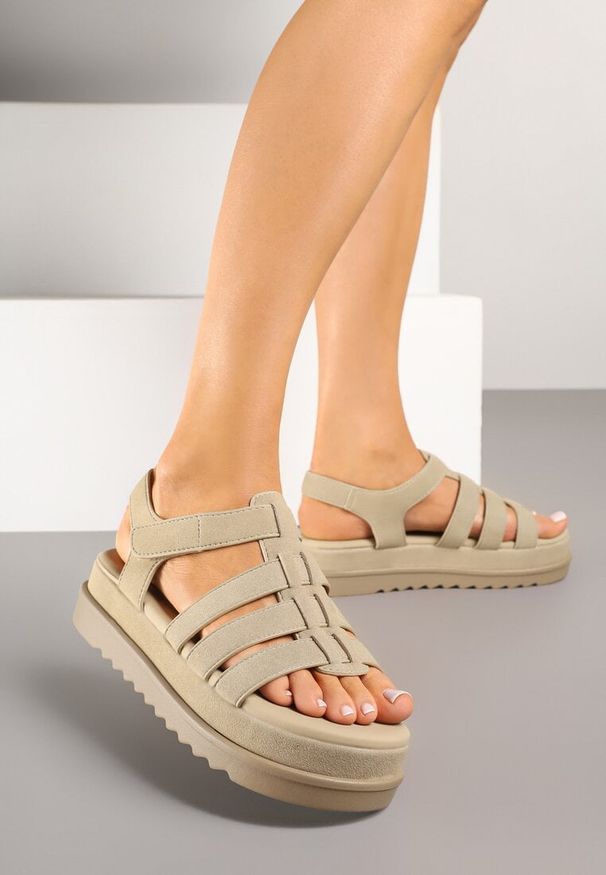 Born2be - Ciemnobeżowe Sandały z Zapięciem na Rzep Typu Gladiatorki Sorlinia. Okazja: na co dzień. Zapięcie: rzepy. Kolor: beżowy. Styl: casual, elegancki