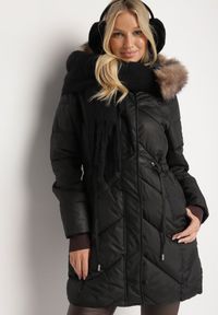 Born2be - Czarna Pikowana Kurtka Płaszcz z Troczkiem w Talii o Wydłużonym Fasonie z Kapturem i Futerkiem Lieissas. Typ kołnierza: kaptur. Kolor: czarny. Materiał: futro #5