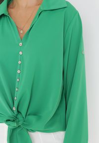 Born2be - Zielona Wiskozowa Bluzka Koszula z Wiązaniem w Pasie i Ozdobnymi Guzikami Gabrielli. Kolor: zielony. Materiał: wiskoza. Wzór: aplikacja #4