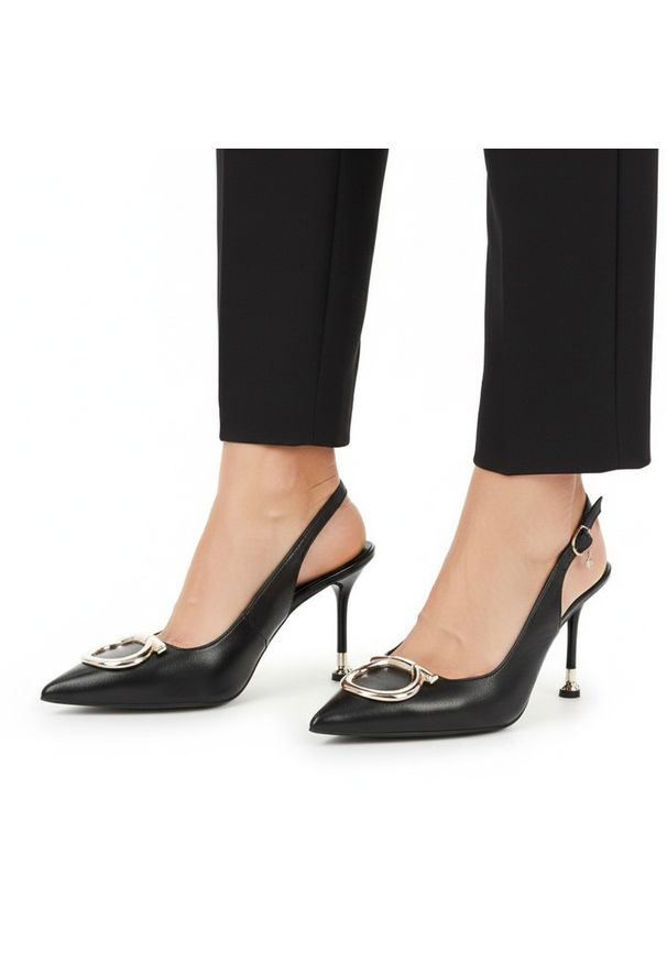 CheBello - Czółenka damskie Chebello, cholewka ze skóry naturalnej z odkrytą piętą i smukłym noskiem ozdobione metaliczną klamrą osadzone na cienkim obcasie pod. Zapięcie: klamry. Kolor: czarny. Materiał: skóra. Szerokość cholewki: normalna. Wzór: aplikacja. Obcas: na obcasie. Styl: elegancki, klasyczny. Wysokość obcasa: średni
