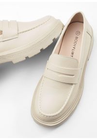 bonprix - Loafersy chunky na lekkiej podeszwie. Kolor: beżowy #2