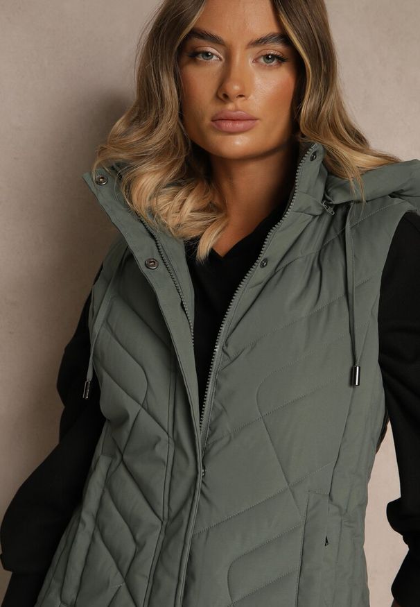 Renee - Zielona Pikowana Kamizelka o Taliowanym Kroju z Kapturem Tulonea. Okazja: na co dzień. Typ kołnierza: kaptur. Kolor: zielony. Materiał: jeans. Styl: casual