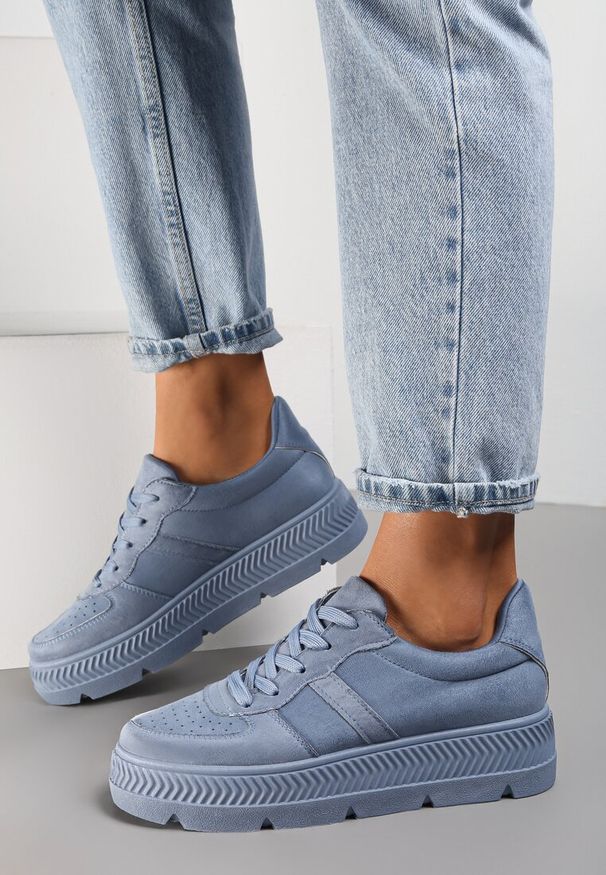 Renee - Niebieskie Sneakersy z Perforacją na Żłobionej Podeszwie Riparian Rights. Nosek buta: okrągły. Zapięcie: sznurówki. Kolor: niebieski. Szerokość cholewki: normalna. Wzór: jednolity. Sezon: wiosna, jesień