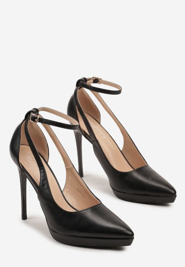 Renee - Czarne Wycięte Szpilki ze Szpiczastym Noskiem i Paskiem z Klamerką przy Kostce Atteona. Okazja: na imprezę. Nosek buta: szpiczasty. Zapięcie: pasek. Kolor: czarny. Obcas: na szpilce. Styl: elegancki. Wysokość obcasa: średni