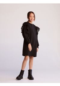 Reserved - Sukienka z ażurową falbaną - czarny. Kolor: czarny. Materiał: dzianina, bawełna. Wzór: ażurowy. Typ sukienki: proste