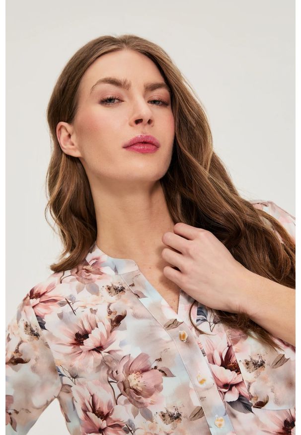 MOODO - Koszula z wiskozy w kwiaty różowa. Kolor: różowy. Materiał: wiskoza. Wzór: kwiaty