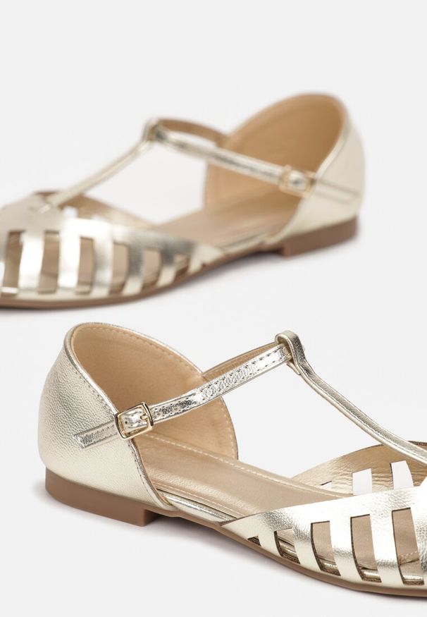 Renee - Złote Sandały w Stylu Peep Toe Kephope. Nosek buta: otwarty. Zapięcie: sprzączka. Kolor: złoty. Wzór: aplikacja. Obcas: na obcasie, na płaskiej podeszwie. Styl: elegancki. Wysokość obcasa: średni