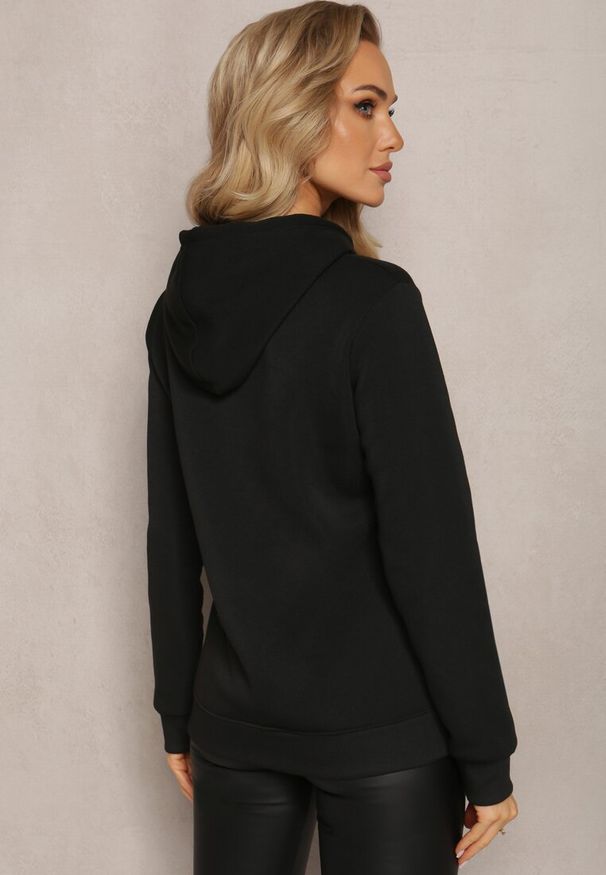 Renee - Czarna Bluza Kangurka ze Ściągaczami z Nadrukiem i Polarem Simunsa. Kolor: czarny. Materiał: polar. Wzór: nadruk. Styl: klasyczny