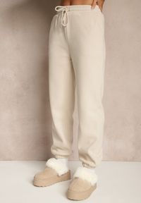 Renee - Beżowe Dresowe Spodnie z Bawełny z Ociepleniem Ozdobione Sznurkiem Citila. Okazja: na co dzień. Stan: podwyższony. Kolor: beżowy. Materiał: bawełna, dresówka. Wzór: aplikacja. Styl: casual #4