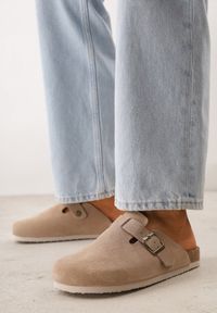 Renee - Beżowe Klapki Typu Chodaki z Zamszu Naturalnego z Klamrą Meridnore. Kolor: beżowy. Materiał: zamsz. Sezon: lato. Styl: elegancki #9