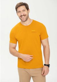Volcano - Koszulka męska z krótkim rękawem T-ERA. Kolor: pomarańczowy. Materiał: bawełna, dresówka, skóra, tkanina. Długość rękawa: krótki rękaw. Długość: krótkie. Wzór: nadruk, napisy, gładki. Sezon: lato, zima. Styl: klasyczny #1