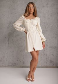 Renee - Jasnobeżowa Gorsetowa Sukienka Hiszpanka Vices z Guzikami i Bufiastymi Rękawami Resena. Typ kołnierza: dekolt gorset, dekolt hiszpanka. Kolor: beżowy. Materiał: bawełna, skóra. Typ sukienki: gorsetowe #5