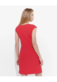 MOSCHINO - Czerwona sukienka z guzikami. Kolor: czerwony. Materiał: materiał. Typ sukienki: z odkrytymi ramionami. Styl: elegancki. Długość: mini