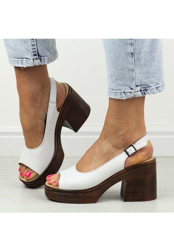 Białe skórzane sandały damskie na obcasie T.Sokolski L25-16. Kolor: biały. Materiał: skóra. Sezon: wiosna, lato. Obcas: na obcasie. Styl: klasyczny. Wysokość obcasa: wysoki
