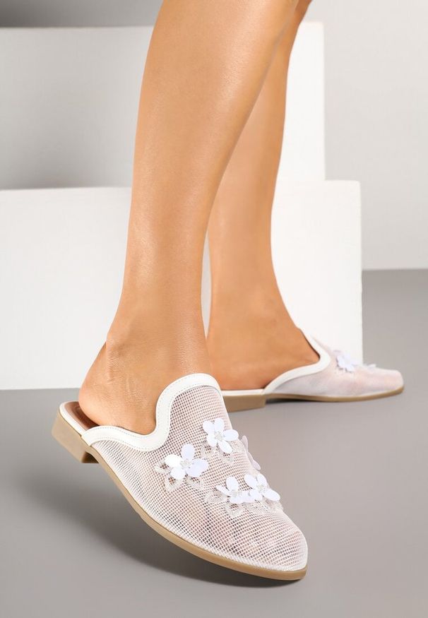 Renee - Białe Klapki Mule z Siateczkową Cholewką i Kwiatami 3D Annalen. Okazja: na co dzień. Kolor: biały. Wzór: kwiaty. Styl: elegancki, casual