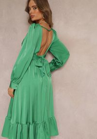 Renee - Zielona Sukienka Midi z Falbanką na Dole i Supełkiem przy Trójkątnym Dekolcie Nimalisa. Kolor: zielony. Typ sukienki: rozkloszowane. Długość: midi