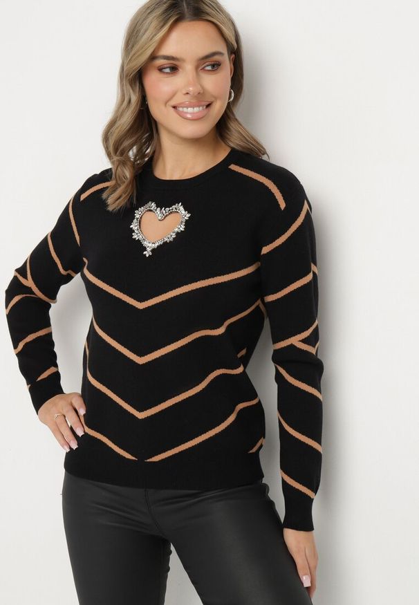 Born2be - Czarno-Brązowy Sweter z Wiskozą w Geometryczny Wzór z Wycięciem w Kształcie Serca z Cyrkoniami Temilime. Okazja: na co dzień, na spotkanie biznesowe, do pracy. Kolor: czarny. Materiał: wiskoza. Długość rękawa: długi rękaw. Długość: długie. Wzór: geometria. Styl: elegancki, biznesowy, casual