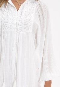 Born2be - Biała Sukienka Mini z Ozdobnym Wiązaniem i Koronką Menet. Kolor: biały. Materiał: koronka. Wzór: koronka. Długość: mini #4