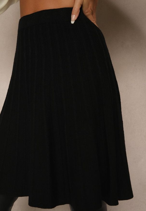 Renee - Czarna Spódnica z Kaszmirem o Rozkloszowanym Kroju High Waist Acrea. Okazja: na co dzień. Stan: podwyższony. Kolor: czarny. Materiał: kaszmir. Styl: elegancki, casual