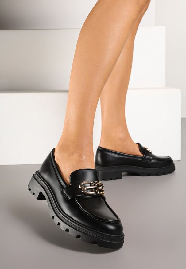 Renee - Czarne Płaskie Mokasyny z Metaliczną Aplikacją Milidi. Okazja: na co dzień. Kolor: czarny. Materiał: jeans. Wzór: aplikacja. Styl: casual, elegancki