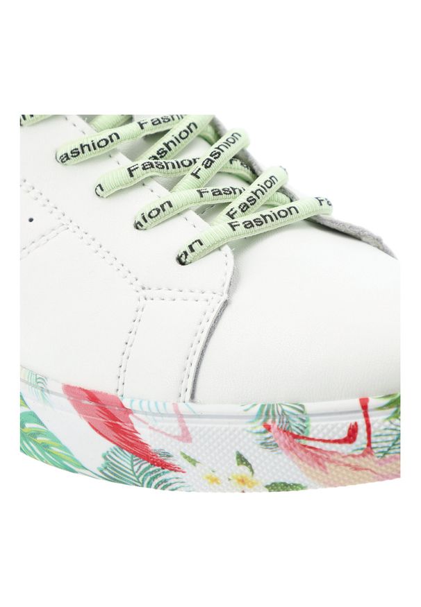 Białe Sneakersy Vinceza Stylowe Obuwie Damskie Ze Skóry Naturalnej. Okazja: na co dzień. Kolor: biały. Materiał: skóra. Szerokość cholewki: normalna. Wzór: napisy, kolorowy. Styl: elegancki