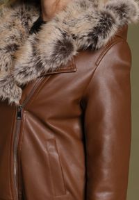 Born2be - Brązowa Kurtka Ramoneska z Odpinanym Kapturem i Futrem Aplonna. Kolor: brązowy. Materiał: futro. Sezon: zima, jesień. Styl: klasyczny #4