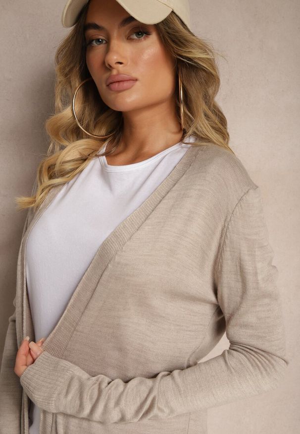 Renee - Jasnobeżowy Kardigan Bez Zapięć o Prostym Kroju ze Wsuwanymi Kieszonkami Torinia. Okazja: do pracy, na co dzień. Kolor: beżowy. Materiał: jeans. Długość rękawa: długi rękaw. Długość: długie. Styl: casual