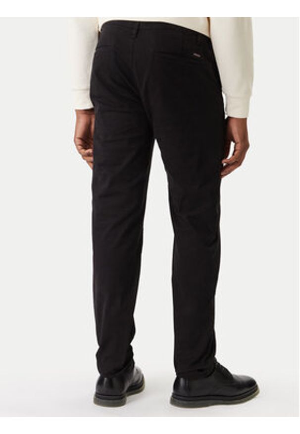 Guess Jeans Chinosy M4YB33 WGB5A Czarny Regular Fit. Kolor: czarny. Materiał: bawełna